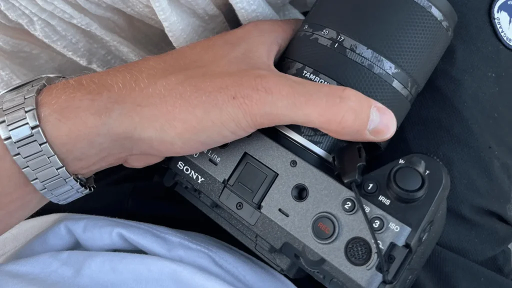 Jonathan der holder kameraet imens han sidder bagpå en scooter sammen med hans kæreste.