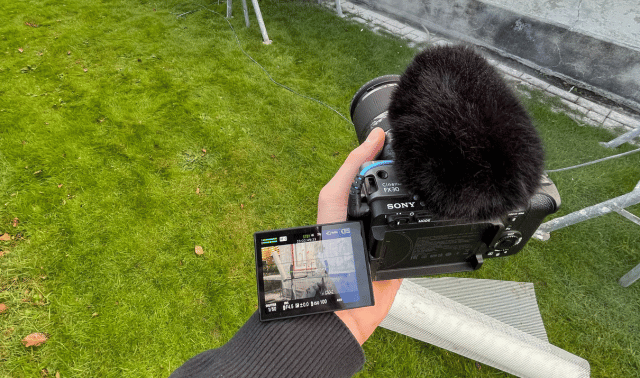 Jonathan på optagelser med et kamera i hånden