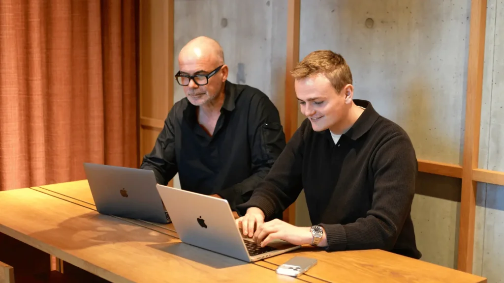 Claus og Jonathan sidder og arbejder med annoncering og opsætning af kundernes annoncer på sociale medier.