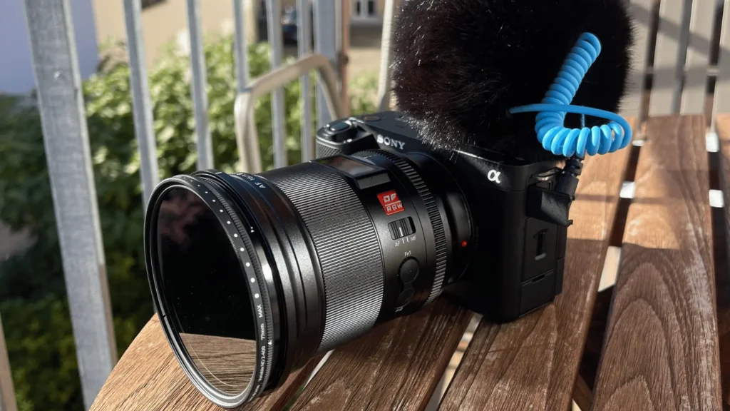 SONY kamera på bordet om sommeren. Venter på en video opgave.