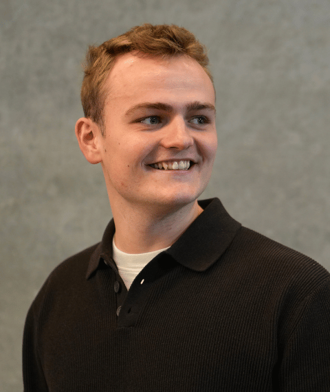 Jonathan Heuer der kigger væk fra kameraet