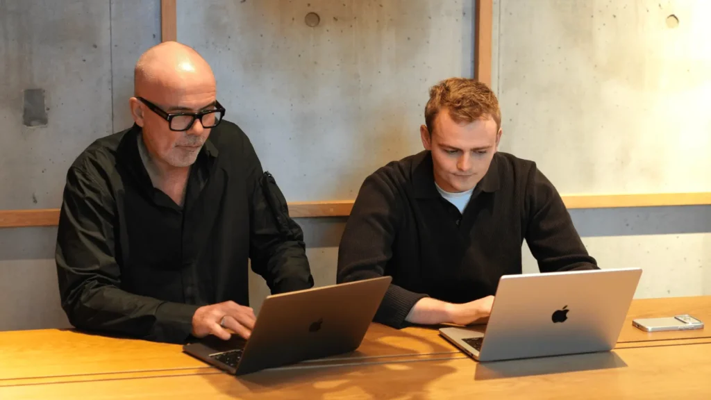 ScaleHub teamet sidder og arbejder