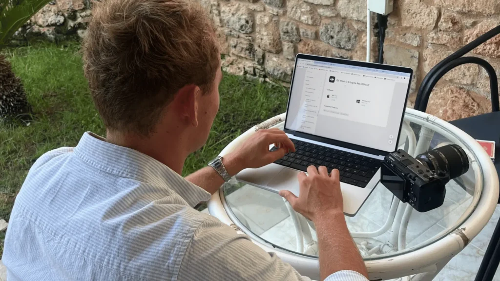 Jonathan arbejder ved computeren med et kamera ved hånden