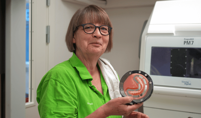 En glad kunde viser sit produkt frem til en af vores billedeannoncer.