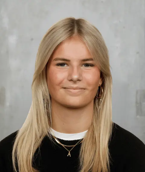 Amalie vores studentermedhjælper hjælper med salg